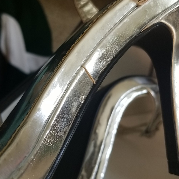 Silver Heels - Picture 3 of 4